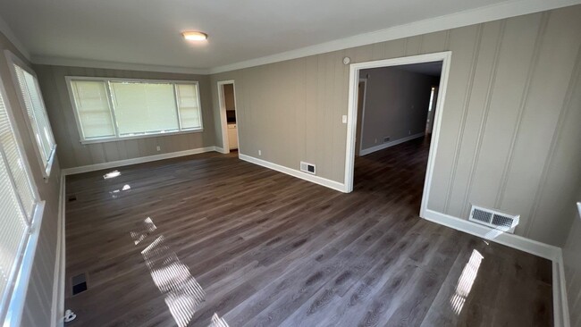 Building Photo - Charming 3BR Home in Serene Neighborhood -...