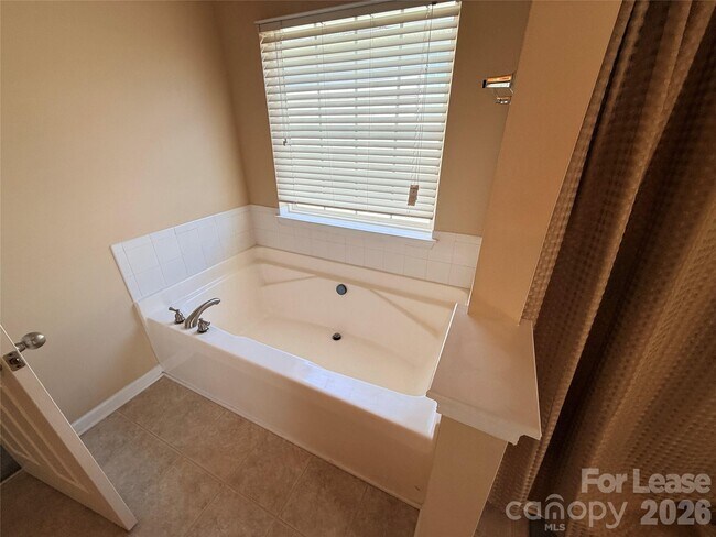 Building Photo - 5219 Sunriver Rd