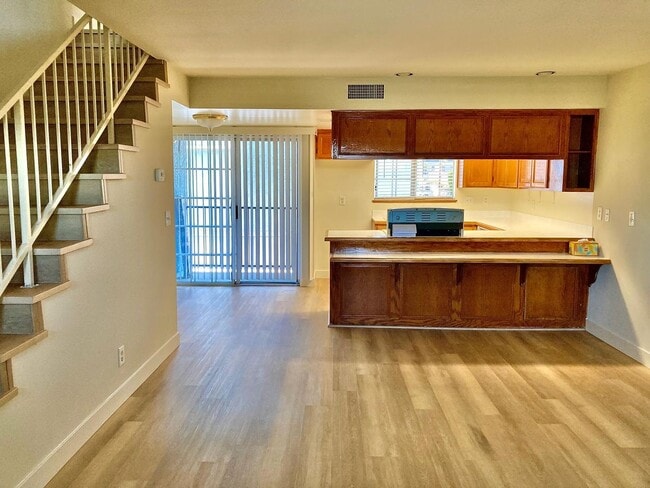 Building Photo - Charming 2 Bedroom 2 Bath townhouse with a...