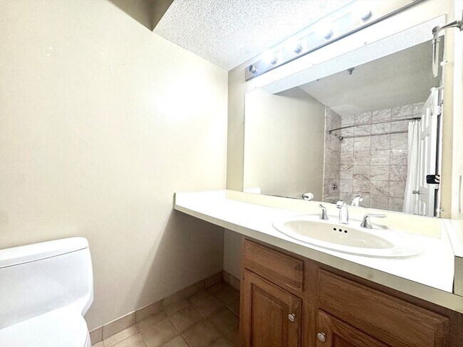 Building Photo - 147 Kelton St