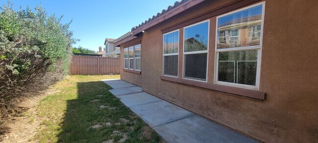 Building Photo - Gorgeous Single Story Home