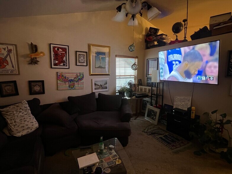 communal living room - 11681 Elizabeth Pl