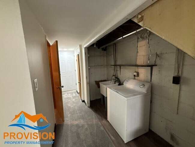 Building Photo - 1925 Jasmine Rd