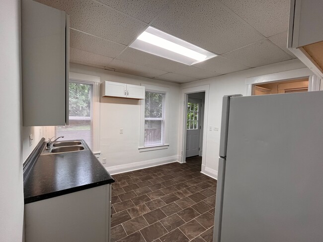 Kitchen - 82 Park Ave