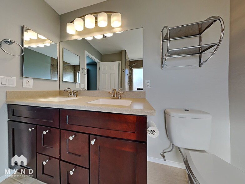 Building Photo - 2136 N Santiana Pl