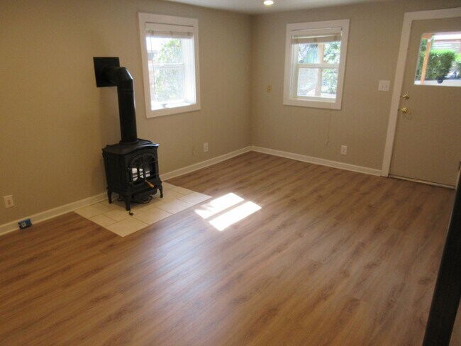 Building Photo - Mid-Century Four Bedroom in Candalaria