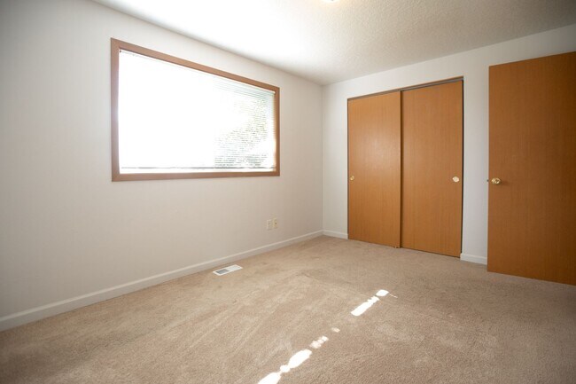 Building Photo - *** 3 Bedroom Woodburn home available now ***