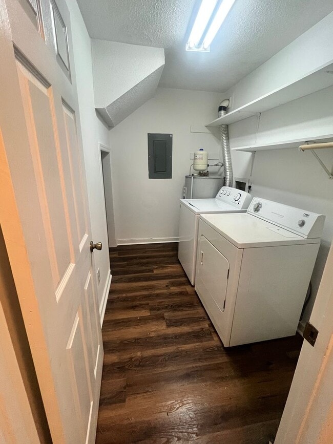 Building Photo - 3 Bedroom 2 Bathroom Duplex