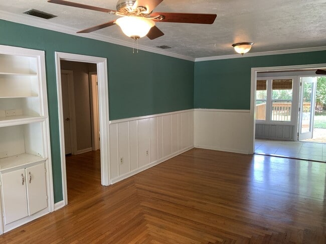 Building Photo - Enchanting Bungalow