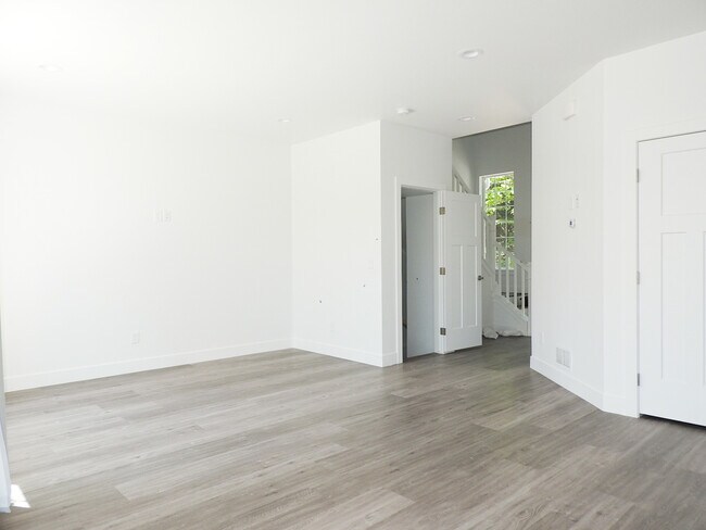 Building Photo - Large Backyard!