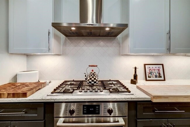 Building Photo - 2007 Brun St