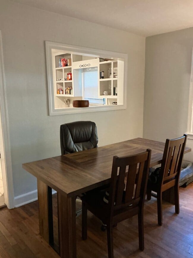 Building Photo - 2 Bedroom / One bathroom house!