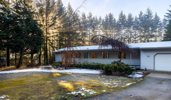 Building Photo - Immaculately maintained rambler in Sammamish with huge yard!!