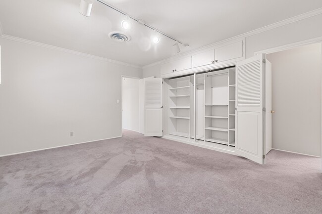 Building Photo - 4020 Vía Picaposte