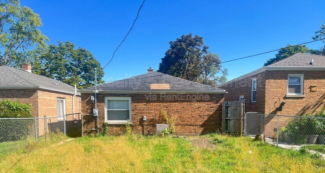 Building Photo - 12870 S Green St