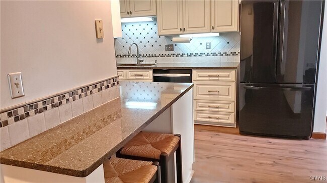 Building Photo - 461 Summerhaven Dr N