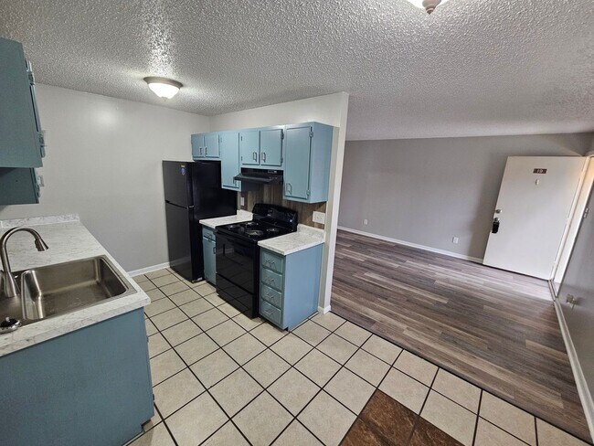 Building Photo - Renovated upstairs 1 Bedroom 1 Bath appartment available NOW!