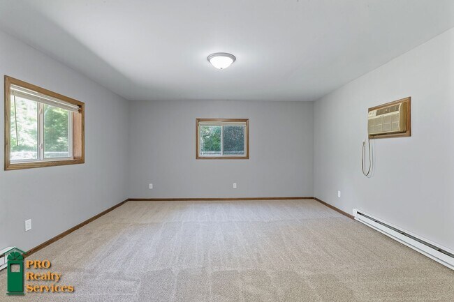Building Photo - Spacious 4 Bedroom Home **Half Off October...