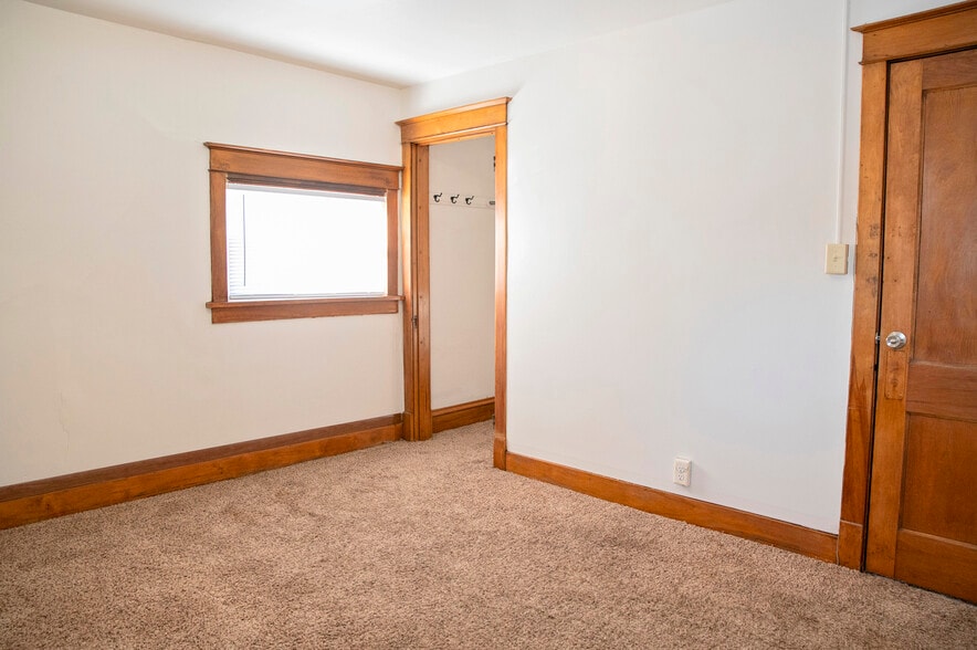 Building Photo - 609 5th Ave