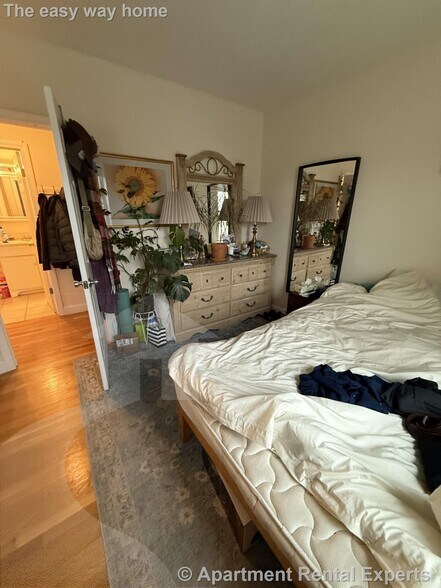 Building Photo - 1054 Cambridge St