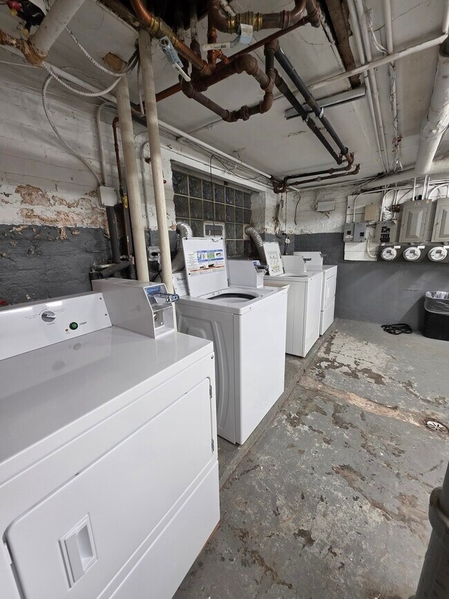 Building Photo - 4831 W Roscoe St