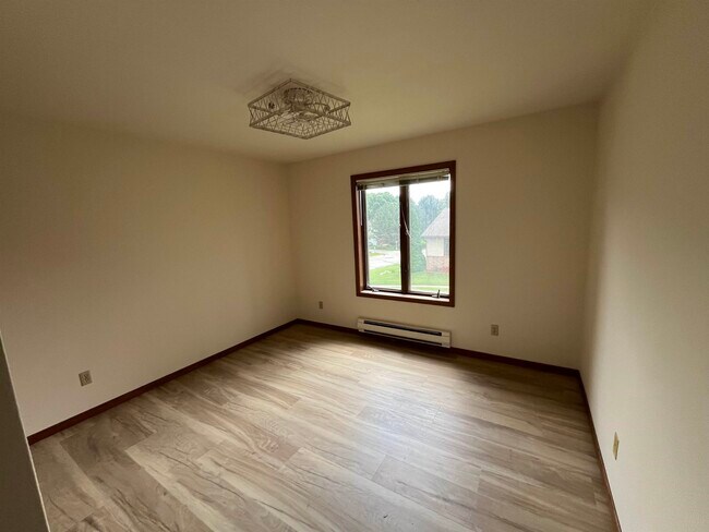 Building Photo - 844 Hemlock Dr