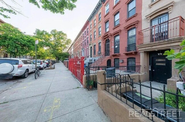 Building Photo - No Fee – 4 Bed / 1.5 Bath with Private Bac...