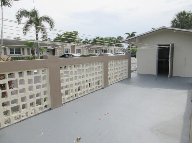 Building Photo - 2572 Emory Dr W