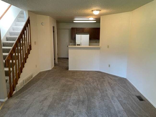 Building Photo - SUNDOWNER 2BD TOWNHOME w/ 1 CAR GARAGE