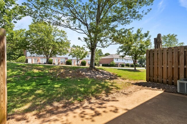 Building Photo - 1477 N Donahue Dr