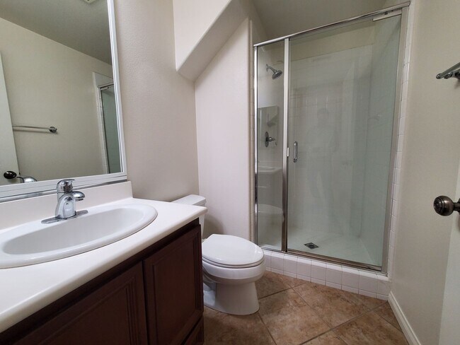Building Photo - Spacious 3 Bedroom 3 Bath Two Story Riverp...
