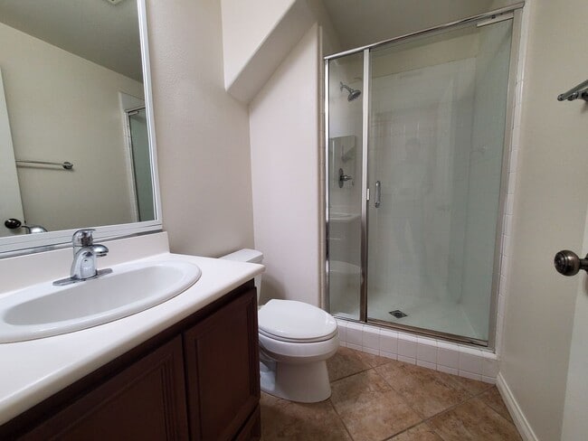 Building Photo - Spacious 4 Bedroom 3 Bath Two Story Riverp...
