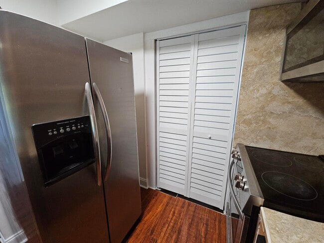 Building Photo - 8000 S Colony Cir