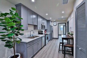 Building Photo - 2811 Menlo Ave