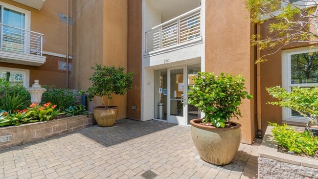 Building Photo - 301 Crescent Ct