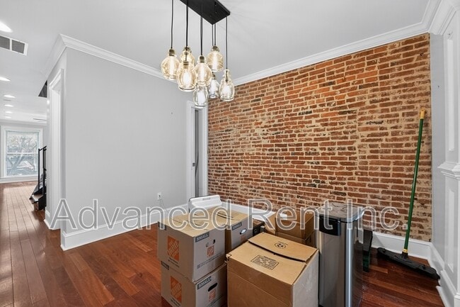 Building Photo - 528 S Curley St