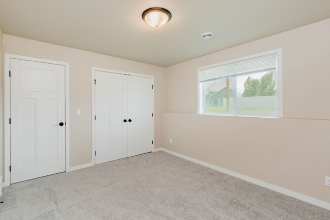 Building Photo - 4 bedroom 2 bathroom house
