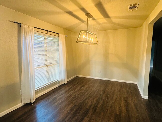 Building Photo - Amazing Midway ISD Home