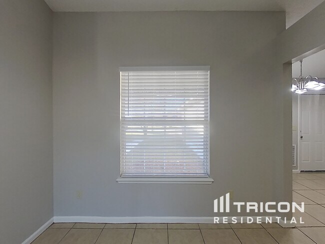 Building Photo - 3210 Chantilly Ct
