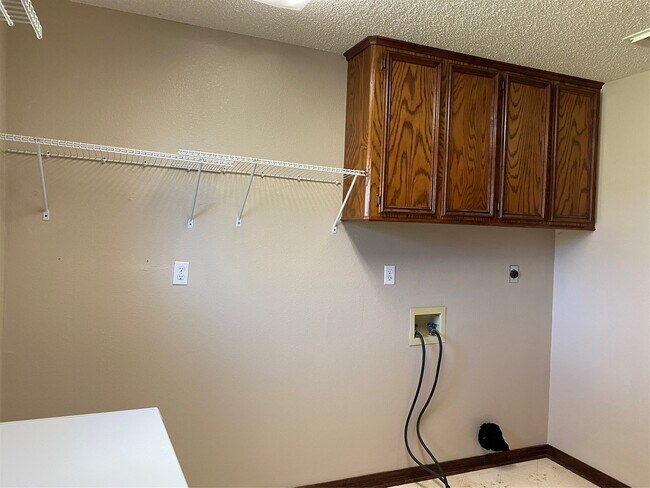 Building Photo - 301 Jansen Dr