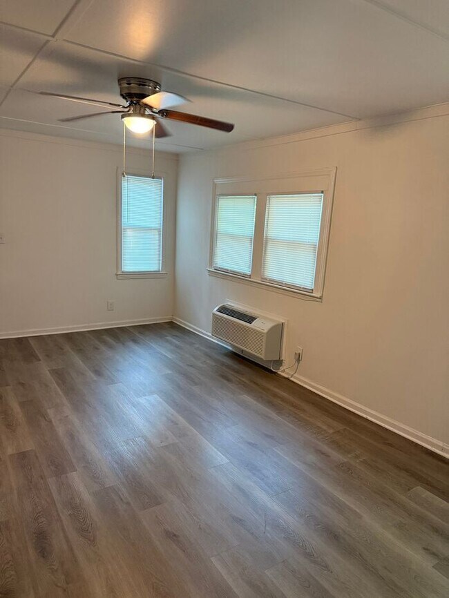 Building Photo - 605 Betty St