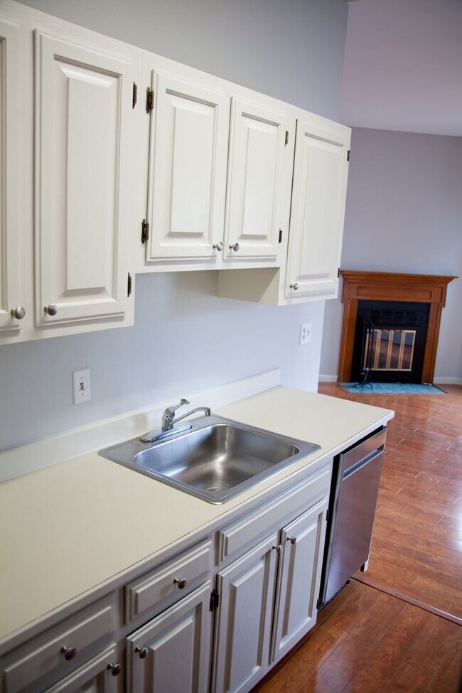 Building Photo - Cozy 1 Bed/1 Bath Victorian Style Complex ...