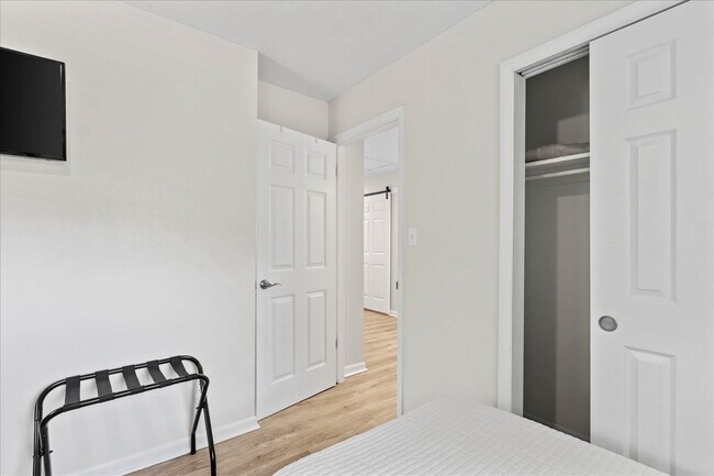 Building Photo - 2425 Bruce Ln