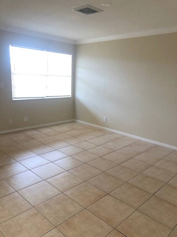 Building Photo - 1611 Green Ln