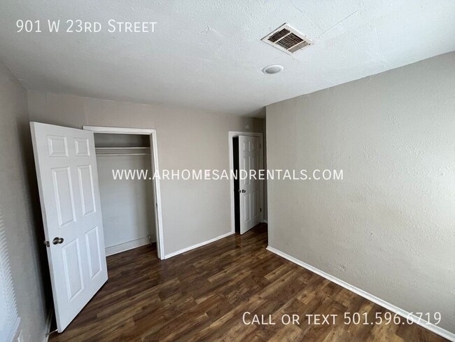 Building Photo - 901 W 23rd St