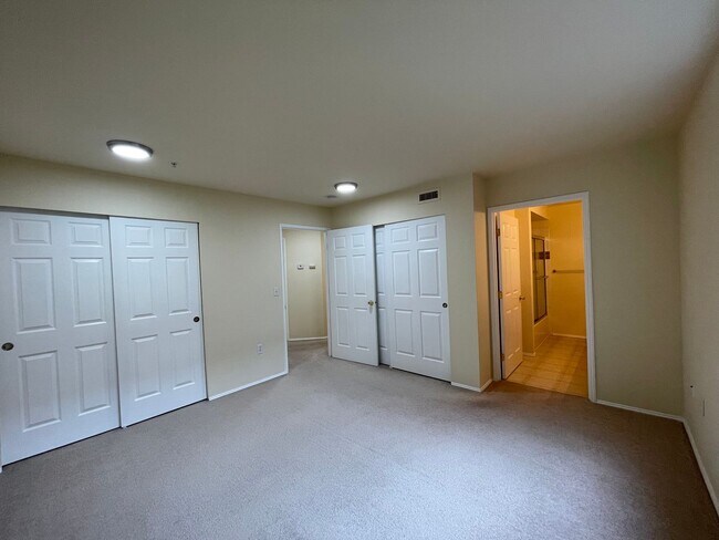 Building Photo - Sammamish - 3 BR, 2 BTH ground floor condo...