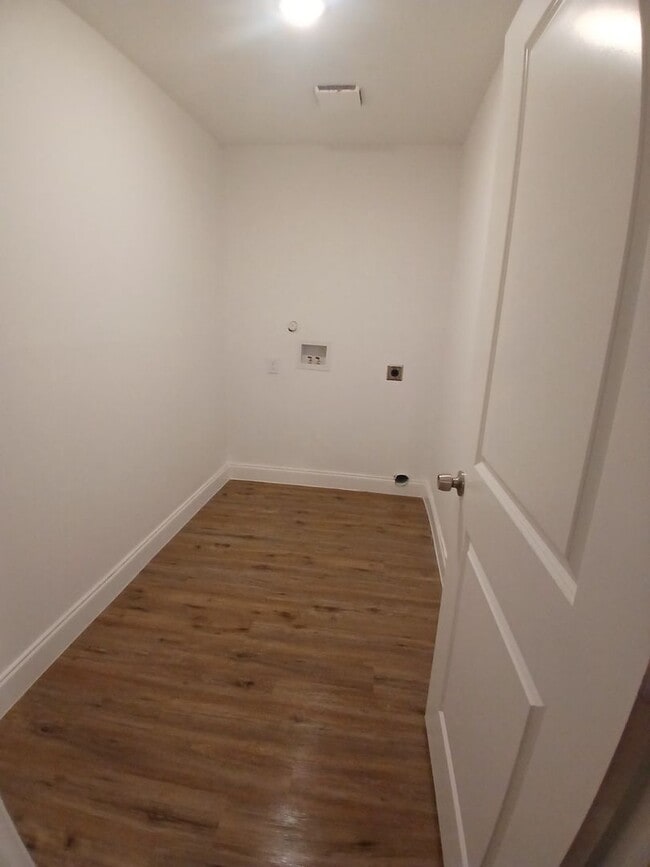 Building Photo - 729 Oak Landing Cir