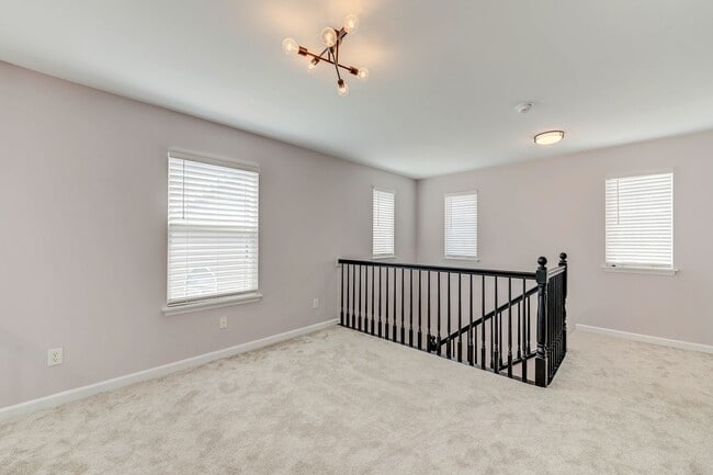 Building Photo - Gorgeous Updated 3 Bed 3 Bath Home Garage