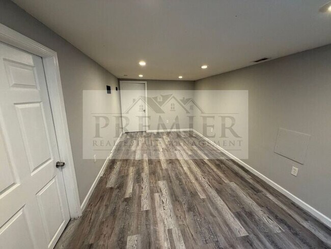 Building Photo - 504 N Westwood Dr