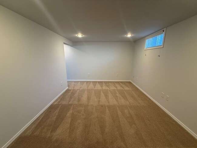 Building Photo - Now renting 4 bedroom House